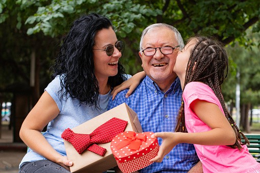 Granddaughter giving gifts to granddad | father’s day gifts for grandpa