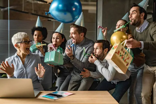 Large group of happy business people getting a gift for their boss _ $100 gift ideas for boss